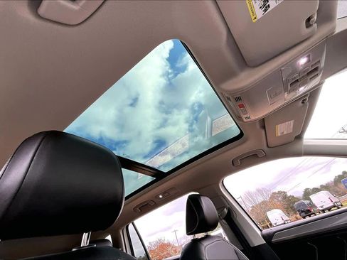 Used 2023 Volkswagen Tiguan SE w/ Panoramic Sunroof Package image 13