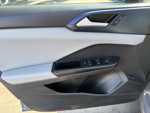 Certified 2023 Volkswagen Taos SE w/ Panoramic Sunroof Package FWD image 13