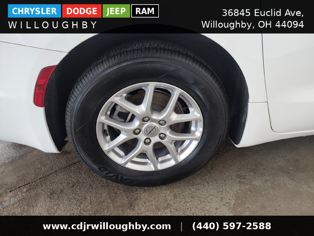 Used 2025 Chrysler Pacifica Select FWD image 41