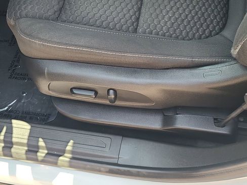 Used 2019 GMC Acadia SLE FWD image 16