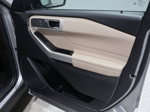 Used 2022 Ford Explorer XLT image 25