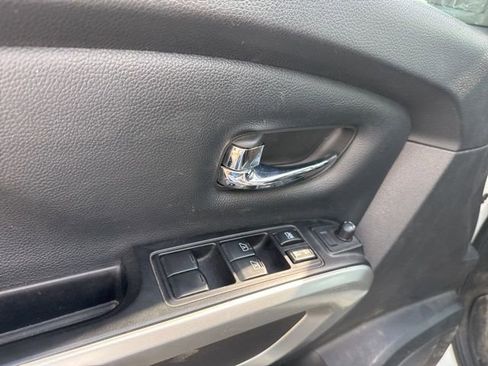 Used 2018 Nissan Titan SV w/ SV Convenience Package image 12