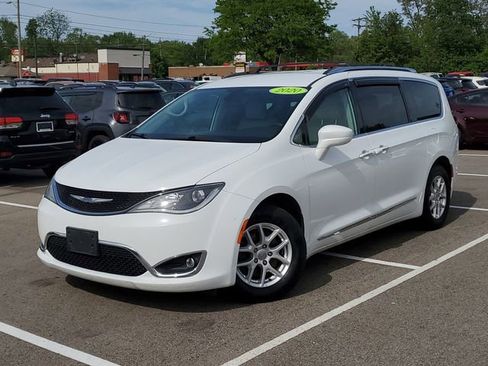 Used 2020 Chrysler Pacifica Touring-L FWD image 3
