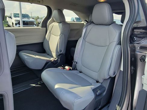 Used 2022 Toyota Sienna XLE image 24