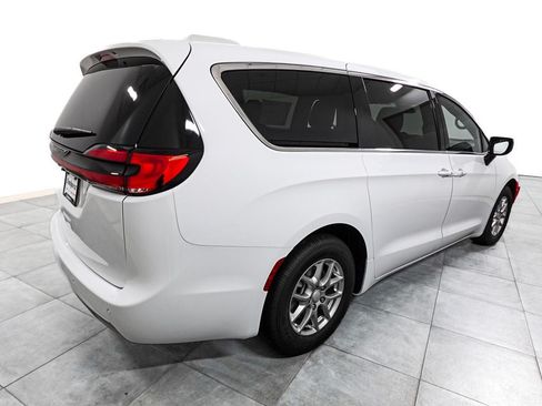 New 2027 Chrysler Pacifica Select FWD image 7