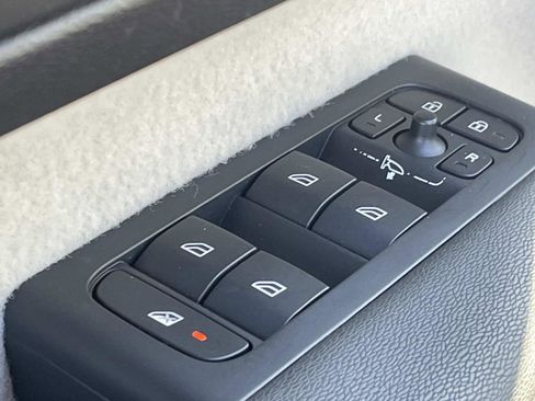 Used 2023 Volvo XC40 B5 Ultimate w/ Protection Package Premier image 16