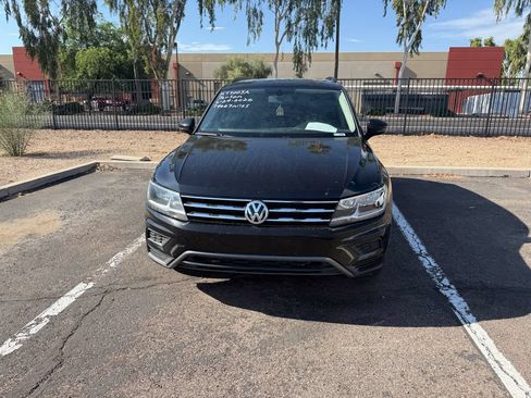 Used 2020 Volkswagen Tiguan SE w/ Panoramic Sunroof Package FWD image 2