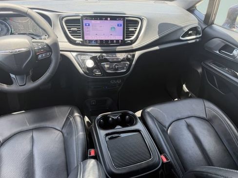 Used 2022 Chrysler Pacifica Touring-L w/ Uconnect Theater Family Group AWD/4WD image 18