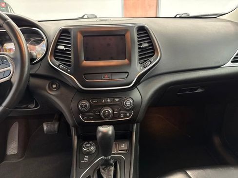 Used 2019 Jeep Cherokee Latitude Plus AWD/4WD image 30