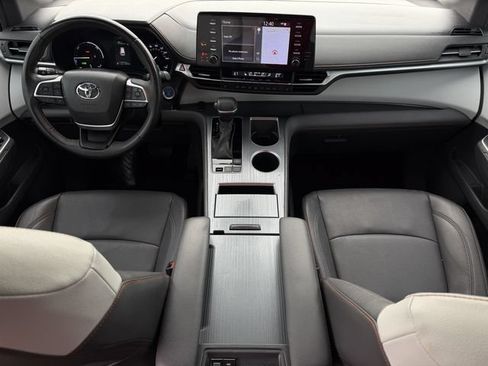 Used 2024 Toyota Sienna XSE FWD image 11
