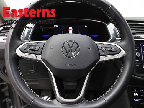 Used 2022 Volkswagen Tiguan SE w/ Panoramic Sunroof Package image 10