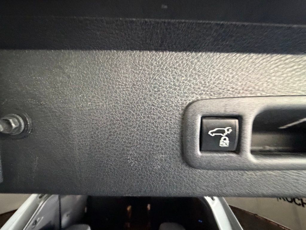 Used 2023 Toyota Sienna XLE Woodland Edition AWD/4WD image 33
