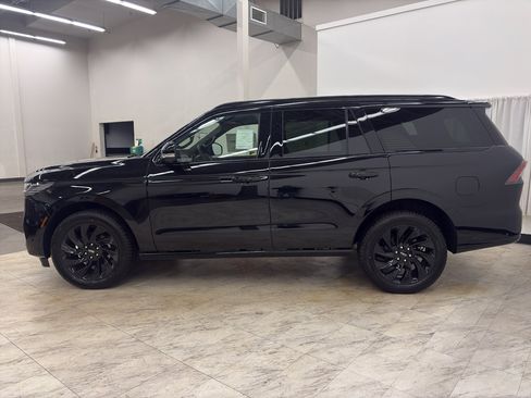 New 2025 Lincoln Navigator Reserve w/ Jet Appearance Package image 4