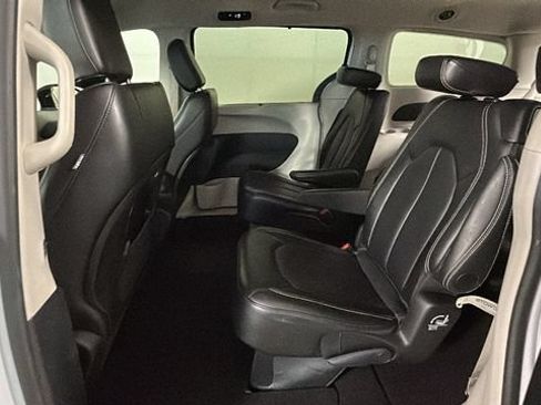 Used 2024 Chrysler Pacifica Touring-L FWD image 26
