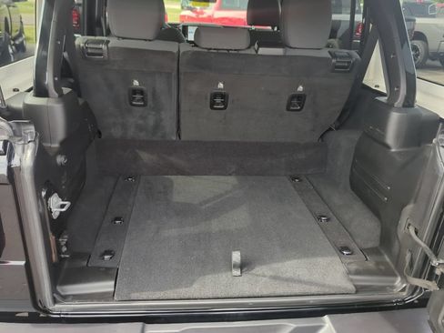 Used 2025 Jeep Wrangler Unlimited Sahara AWD/4WD image 34