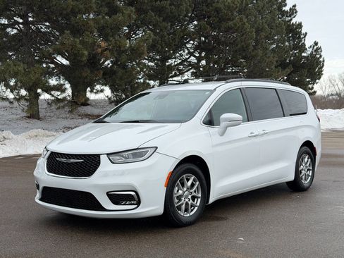 Used 2022 Chrysler Pacifica Touring image 1