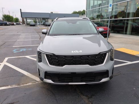 Used 2025 Kia Sorento EX w/ Panoramic Sunroof Package AWD/4WD image 2