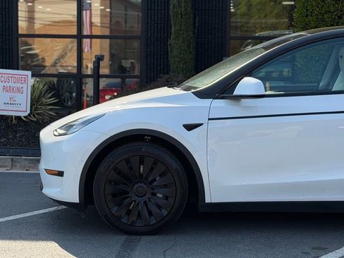 Used 2021 Tesla Model Y Long Range image 10