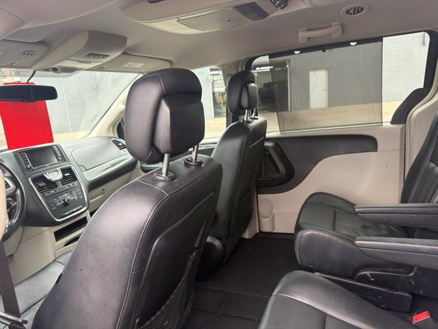Used 2015 Chrysler Town & Country Touring FWD image 22