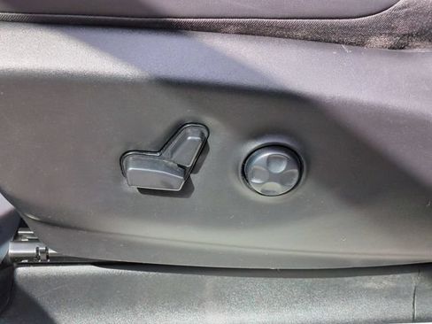 Used 2023 Chrysler Pacifica Touring-L FWD image 12