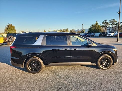 Used 2025 Kia Carnival image 4