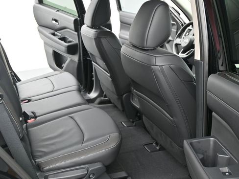 Used 2025 Nissan Pathfinder SL image 9