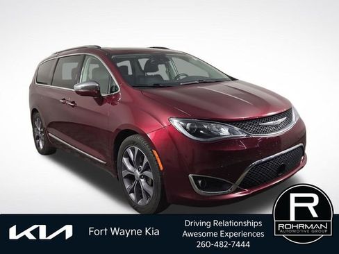 Used 2019 Chrysler Pacifica Limited w/ Tire & Wheel Group FWD image 4
