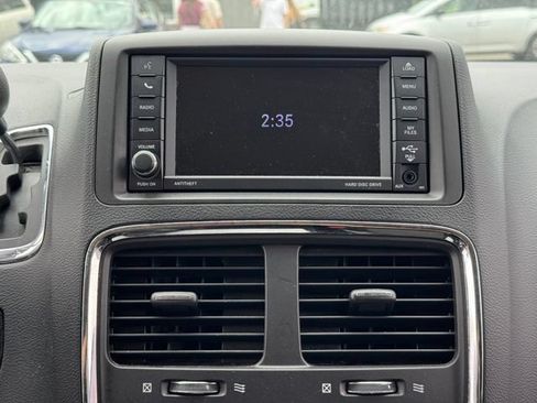 Used 2018 Dodge Grand Caravan SE FWD image 3
