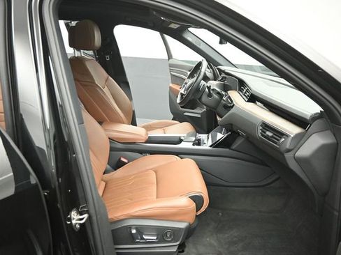 Used 2019 Audi e-tron Prestige w/ Prestige Package image 31