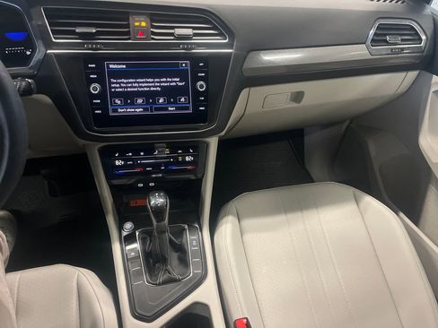 Used 2023 Volkswagen Tiguan SE w/ Panoramic Sunroof Package image 2
