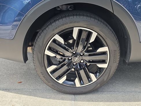 Used 2024 Kia Telluride SX w/ Towing Package FWD image 5