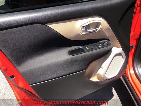 Used 2015 Jeep Renegade Latitude FWD image 9