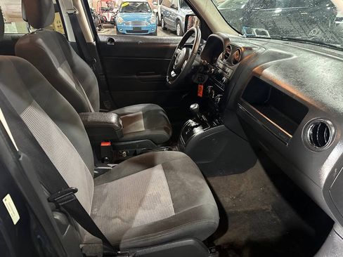 Used 2014 Jeep Patriot Latitude AWD/4WD image 5