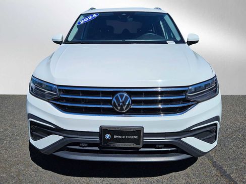 Used 2024 Volkswagen Tiguan SE image 2