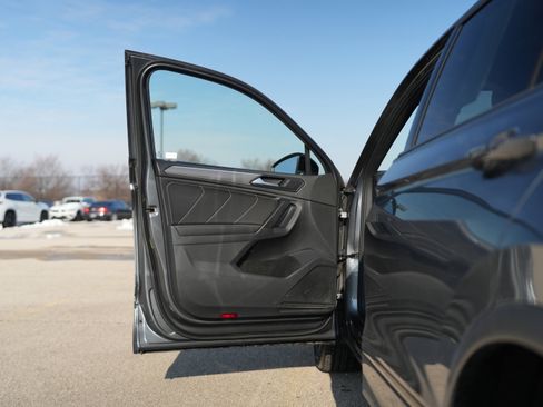 Used 2023 Volkswagen Tiguan SE R-Line image 28