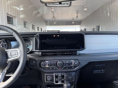 Used 2025 Jeep Wrangler Sahara image 21