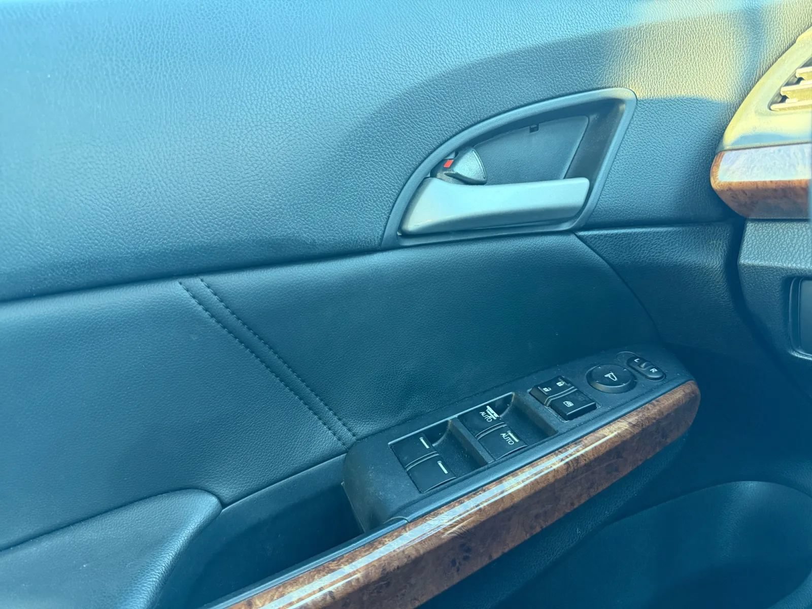 Used 2011 Honda Accord EX-L image 17