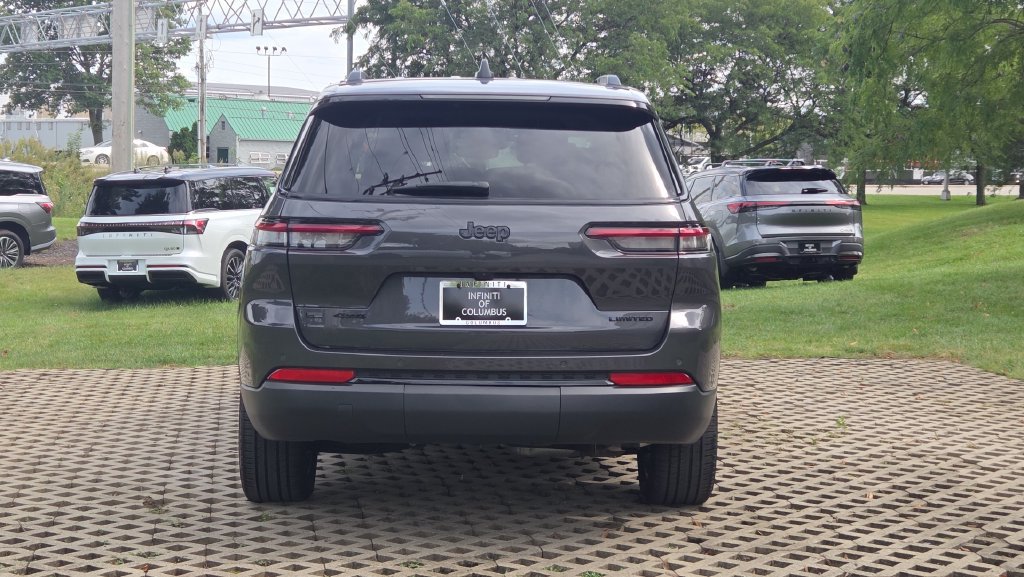 Used 2023 Jeep Grand Cherokee L Limited w/ Black Appearance Package AWD/4WD image 9
