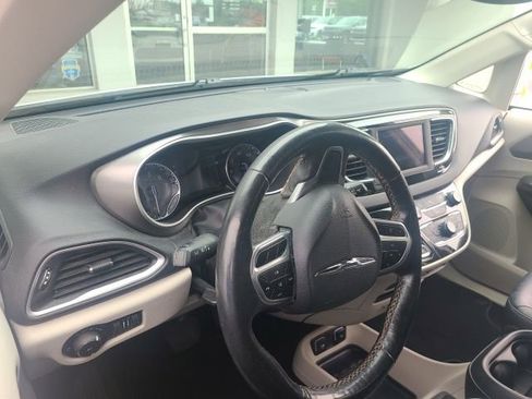 Used 2020 Chrysler Pacifica Touring-L FWD image 9