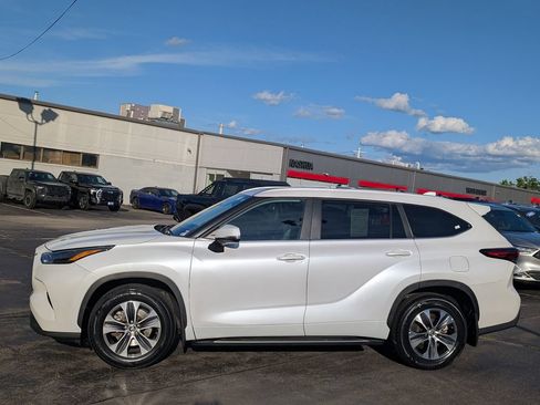 Used 2024 Toyota Highlander XLE AWD/4WD image 3