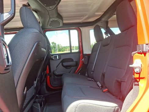 Used 2025 Jeep Wrangler Unlimited Rubicon AWD/4WD image 5
