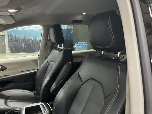 Used 2024 Chrysler Pacifica Select image 19
