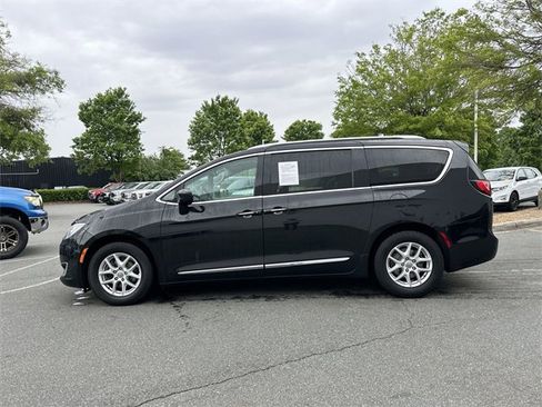 Used 2020 Chrysler Pacifica Touring-L image 2