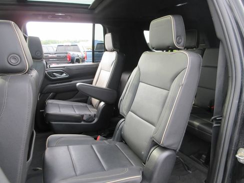 Used 2023 GMC Yukon XL SLT AWD/4WD image 23