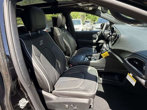 New 2026 Chrysler Pacifica Limited w/ Uconnect Theater Family Group FWD image 9