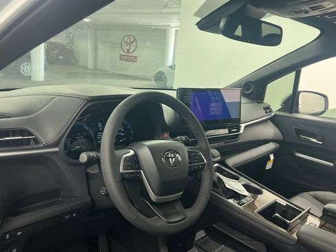 Used 2026 Toyota Sienna Limited FWD image 10