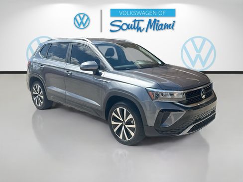 Used 2022 Volkswagen Taos SE FWD image 1