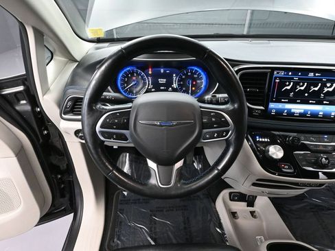 Used 2021 Chrysler Pacifica Touring-L image 26