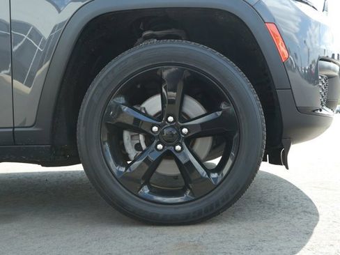 Used 2023 Jeep Grand Cherokee L Laredo image 5