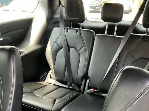 Used 2025 Chrysler Pacifica Select FWD image 17